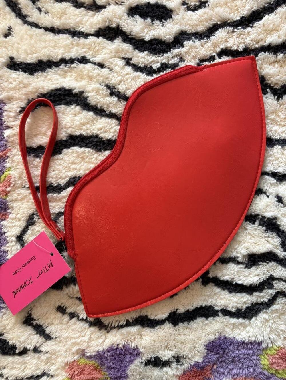 Betsey Johnson Red Lips Wristlet Clutch Bag New with Tags - Picture 3 of 4
